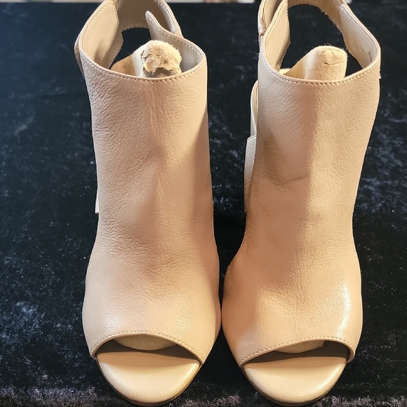 Gianni Bini Women's Leather Beige 4-Inch Heel Peep Toe Sling Back Sandal - Picture 12 of 15